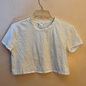 Woman’s white basic crop top T